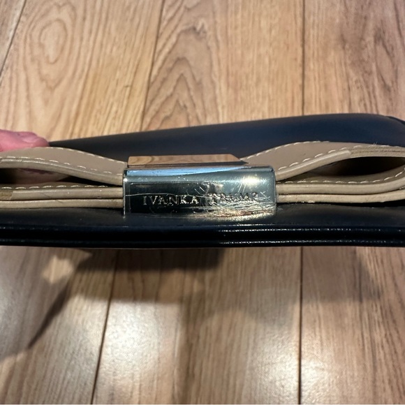 Ivanka Trump clutch - Picture 4 of 6
